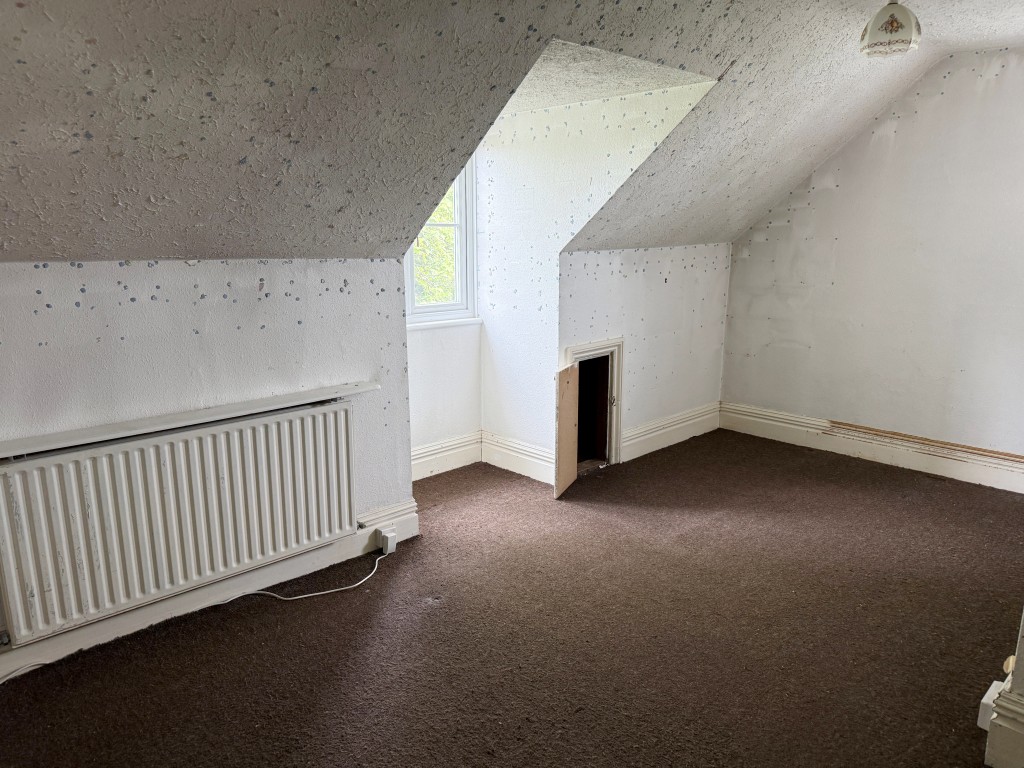 Lot: 64 - DETACHED FREEHOLD PROPERTY WITH THREE VACANT FLATS AND GARAGES - Second floor front main bedroom